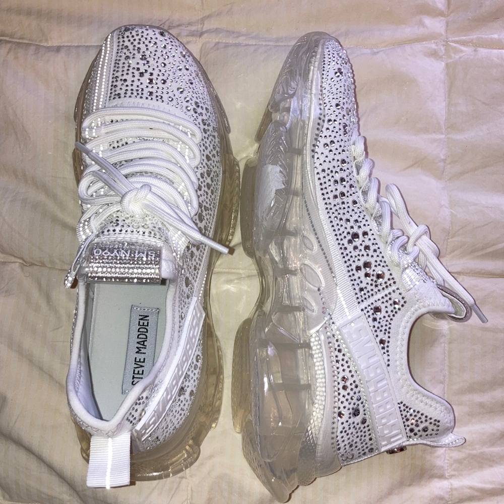 White Steve Madden maxima multi.Never been worn just didn’t fit my style.